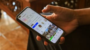 Kediri, , Indonesia, -, May, 18, , 2025:, A, Man, Holds, A Deze 3 crypto-accounts op Instagram geven beleggers een voorsprong