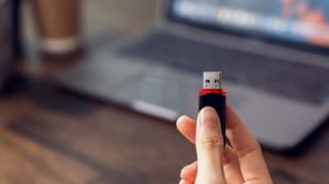 USB stick Microsoft waarschuwt voor geïnfecteerde USB-sticks die je crypto stelen