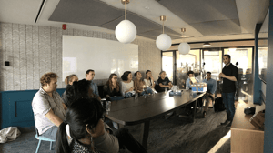 Foto van John van Meer tijdens een seminar