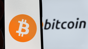 bitcoin-logo-op-telefoon-en-scherm bitcoin-logo-op-telefoon-en-scherm