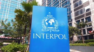 Interpol 20-jarige man opgepakt voor rol bij datingfraude van €107 miljoen