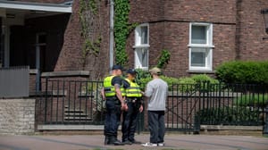 Police, Men, Helping, A, Citizen, At, Amsterdam, The, Netherlands, 1-5-2025 Politie waarschuwt voor grote beleggingsfraude met crypto