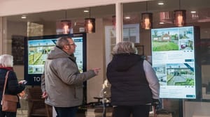 Nantwich, , Cheshire, , England, , January, 10th, 2026., A, Couple, Is, Looking ABN Amro: hogere hypotheekrente remt stijging van huizenprijzen dit jaar