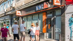 Foto van ING bank met mensen op straat Foto van ING bank met mensen op straat