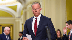 WASHINGTON--DC--VS---11-februari-2025--Senaat-Meerderheidsleider-John-Thune--R-SD--spreekt-met-verslaggevers-na-de-wekelijkse-Senaat-beleid-lunch-in-het-Amerikaanse-Capitool- WASHINGTON--DC--VS---11-februari-2025--Senaat-Meerderheidsleider-John-Thune--R-SD--spreekt-met-verslaggevers-na-de-wekelijkse-Senaat-beleid-lunch-in-het-Amerikaanse-Capitool-