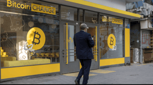 Bitcoin logo in winkelstraat Bitcoin logo in winkelstraat