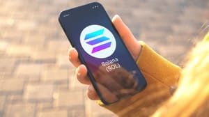 Solana en een mobiele telefoon Solana is nu nog sneller dankzij nieuwe upgrade maar er volgt meer