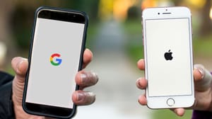Google en Apple logo's op telefoons Google en Apple logo's op telefoons