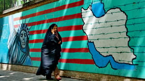 Vrouw in Iran voor protestkunst Vrouw in Iran voor protestkunst