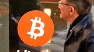bitcoin-man-kijken Waarom stijgt de prijs van bitcoin vandaag opeens zo hard?