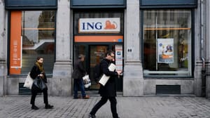 Pedestrians,Walk,Outside,Of,Ing,Bank,'s,Branch,In,Brussels Dit is hoe stabiele cryptomunten een risico zijn voor de banken
