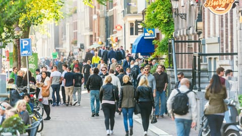 Nederlanders hebben iets meer vertrouwen in de economie maar blijven somber