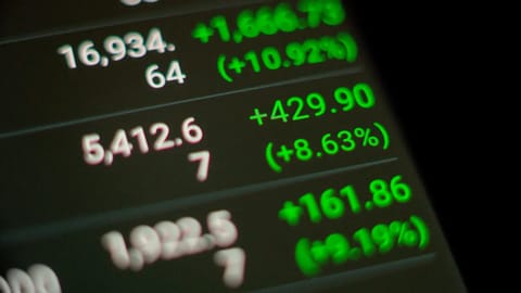 Bitcoin blijft ijzersterk, XRP stijgt 8% en uniswap zet topvorm door