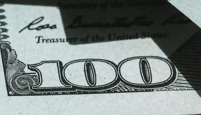 Bitcoin (BTC) om de dollar te stabiliseren Senator haalt hard uit naar Hillary Clinton