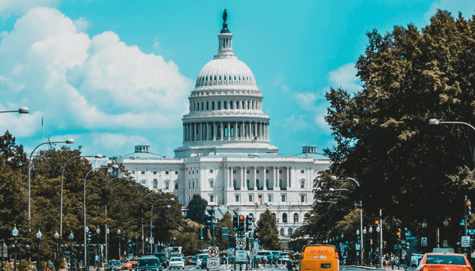 Bitcoin en Dogecoin krijgen er hard van langs van Amerikaanse senator die pleit voor verbod