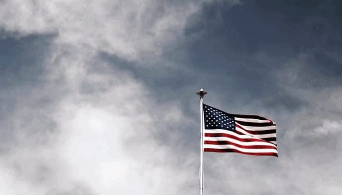 Bitcoin en social media vormen groot gevaar voor dollar, zegt Clinton