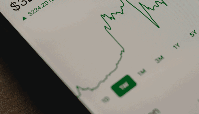 Bitcoin, ethereum en cardano koersen schommelen, XRP zakt iets, solana schiet er weer vandoor