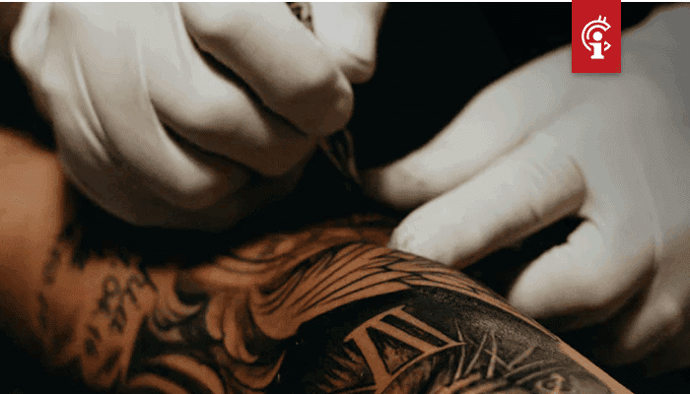 Deze man zet plekken van zijn lichaam op de blockchain voor tatoeages, dit is hoe dat werkt