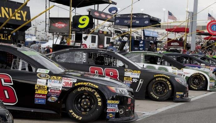 Dogecoin (DOGE) auto crasht hard tijdens NASCAR race, maar niet zo hard als de koers