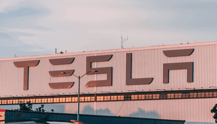 Tesla zou zijn bitcoin (BTC) weer moeten verkopen en TSLA aandelen terugkopen