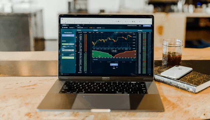 Zoon van Bitcoin (BTC) criticus Peter Schiff gaat all-in op bitcoin