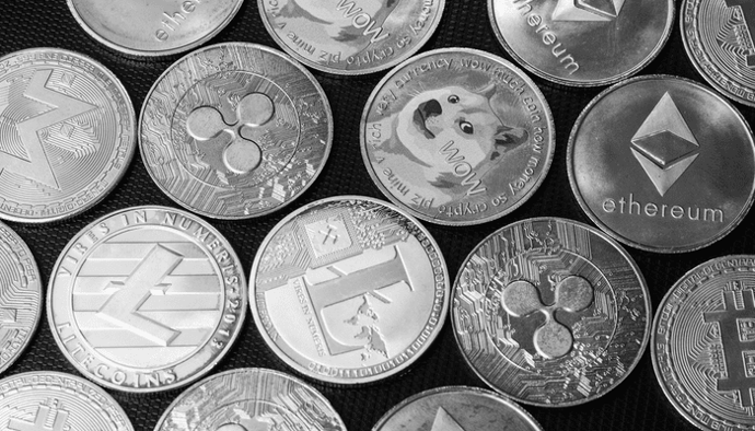 Fysieke coins met verschillende opdrukken van cryptocurrency zoals: Ethereum, cardano, shiba inu, doge, litecoin en meer.
