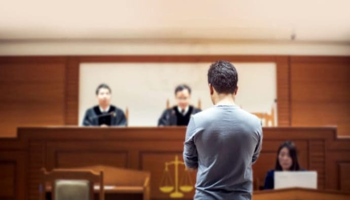 Foto van een man voor de rechter in een Amerikaanse rechtbank