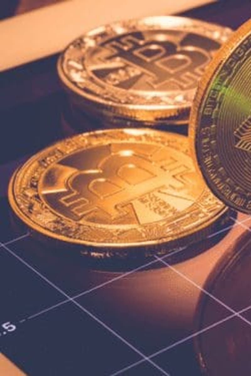 Image for the article: Markt in 3 cijfers: Bitcoin klimt terwijl fondsen bijna 1 miljard aantrekken