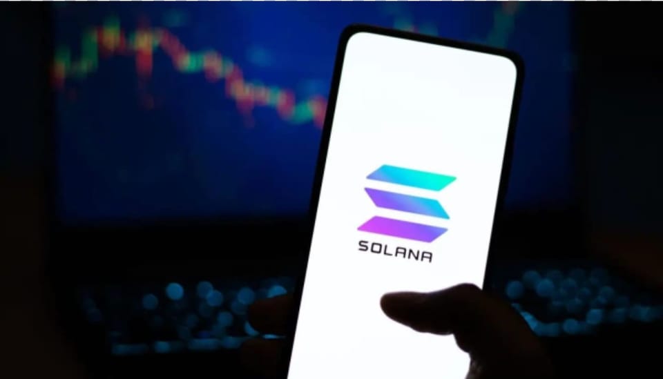 solana logo afgebeeld op een telefoon met een koers grafiek in de achtergrond