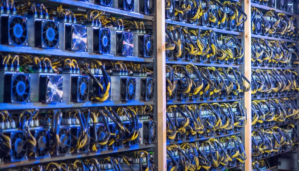 Het bitcoin halving effect: Grote miner ziet inkomsten bijna 50% dalen