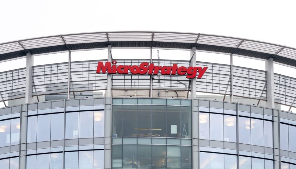 Bitcoinreus MicroStrategy wordt Strategy₿, maar boekt €645 miljoen verlies