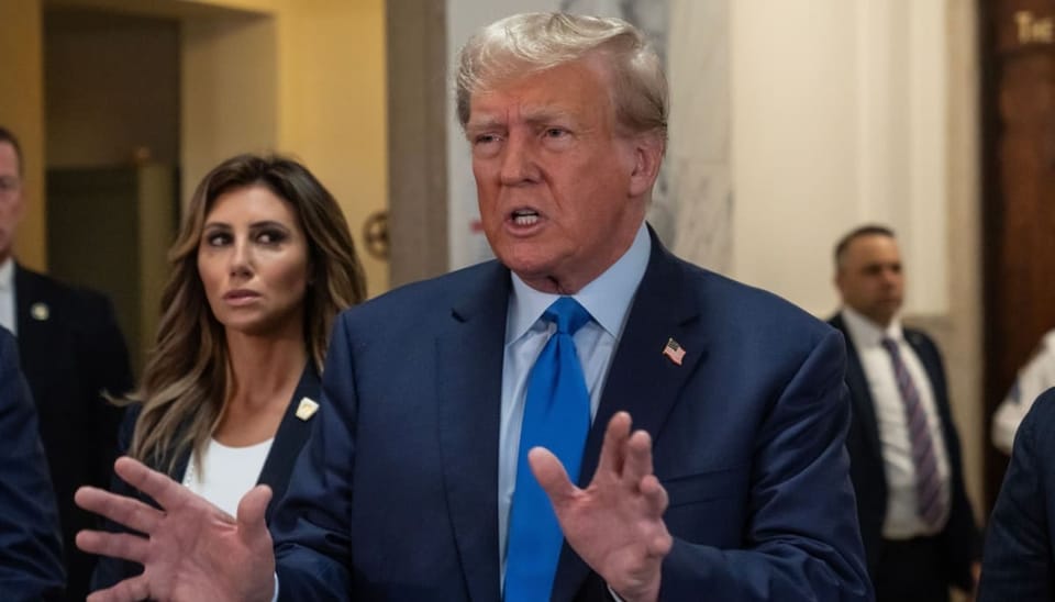 Trump praat met handgebaren