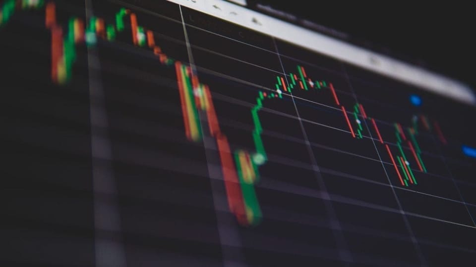 Bitcoin se recupera tras fuerte crash, altcoins siguen rezagadas
