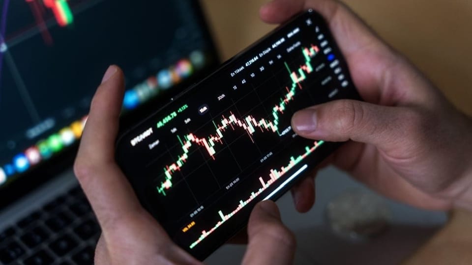 Bitcoin koersgrafiek op mobiele telefoon