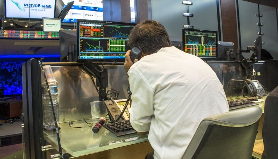 Foto van een handelaar op wall street op de handelsvloer