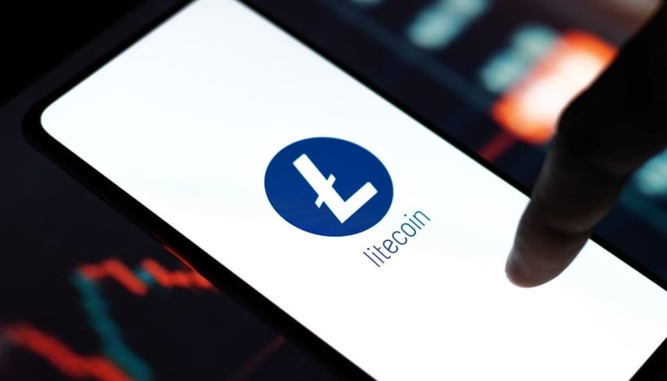 De kans lijkt steeds aannemelijker te worden dat litecoin (LTC) de eerstvolgende cryptomunt wordt die een zogenoemd exchange-traded fund (ETF) in de Verenigde Staten krijgt. De Amerikaanse toezichthouder, de Securities and Exchange Commission (SEC), heeft namelijk de volgende stap genomen in het besluitproces van Canary’s aanvraag. SEC accepteert litecoin ETF-aanvraag Canary Capital, een crypto-gerichte vermogensbeheerder, diende op 15 oktober zijn aanvraag in voor een litecoin-ETF bij de SEC. Op 15 januari volgde een belangrijke stap met de indiening van een 19b-4 formulier, essentieel voor de beursnotering. De SEC heeft nu de aanvraag formeel geaccepteerd, wat betekent dat het wordt opgenomen in het nationale register en dat het goedkeuringsproces is gestart. Tegelijkertijd vraagt de SEC hiermee om commentaar en feedback van het publiek over de aanvraag. Eerste altcoin die erkenning krijgt van SEC, aldus ETF-expert Eric Balchunas, ETF-expert van Bloomberg, benadrukt dat dit eerste aanvraag is voor een altcoin die door de SEC wordt erkend. Houd er rekening mee dat hij ethereum (ETH) niet als altcoin ziet. "Dit is de eerste 19b-4-aanvraag voor een altcoin die erkend is, terwijl de rest door de SEC onder leiding van Gensler werd teruggefloten. Met de opmerkingen van de SEC over de S-1 erbij, is deze aanvraag veruit het verst gevorderd en voldoet hij aan alle vereisten. De grote vraag is nu of de SEC de volledige 240 dagen gaat benutten of sneller goedkeuring zal geven. Dat blijft onzeker." ETF kan voor enorme kapitaalinstroom zorgen Een ETF is een beursgenoteerd fonds dat het beleggen in een activa toegankelijker maakt, vooral voor institutionele beleggers. Dat kan de deuren openen voor een nieuwe kapitaalinstroom en mogelijk de prijs omhoog drijven. Zoals Balchunas aangeeft, is dit nu de verst gevorderde aanvraag onder altcoin-ETF’s. De markt had lang verwacht solana (SOL) of ripple (XRP) de eerstvolgende zou worden, maar vooralsnog loopt litecoin voorop. Dat gezegd hebbende, heeft de SEC nog 240 dagen om tot een besluit te komen. Een goedkeuring is dus allesbehalve zeker en waarschijnlijk nog ver weg. Voor bitcoin (BTC) en ethereum nam de SEC de volledige 240 dagen voordat het zijn beslissing bekendmaakte. Houd het cryptonieuws in de gaten voor verdere ontwikkelingen. Litecoin schiet met 13% omhoog Het nieuws heeft al de koers aangewakkerd. De koers van litecoin, een van de oudste cryptomunten, is sinds gisterenavond al met ruim 13% gestegen. Op het moment van schrijven komt de LTC-prijs uit op $129,11. De koers tikte vanochtend vroeg kort de $130 aan en staat weer op het punt om dit niveau te testen. We houden onze volgers dagelijks op de hoogte, volg ons gratis op Whatsapp. Alle Nederlanders komen in aanmerking voor €10 gratis crypto Bitcoin blijft stevig boven de $100.000 – analisten blijven positief. Is dit het laatste moment om in te stappen? Bitvavo geeft alle Nederlanders de kans: Alle nieuwe gebruikers ontvangen €10 gratis crypto naar keuze. Of je nu geïnteresseerd bent in bitcoin, ethereum, TRUMP of een andere cryptomunt – jij bepaalt. Een account maken duurt 1 minuut en is gratis. Registreer je vandaag bij Nederlands grootste handelsplatform Bitvavo en ontvang direct €10 gratis crypto. 🚀 Bekijken & meepakken