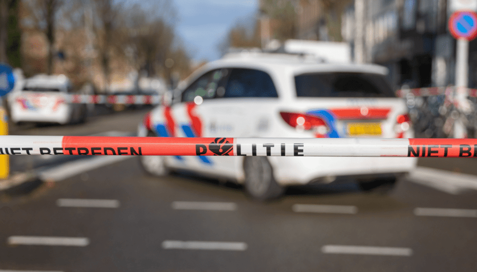 politie auto staat stil achter een afgezet gebied met politie lint.