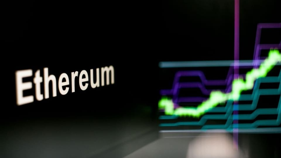 Een afbeelding van het woord 'ethereum' op een mobiele telefoon, met een stijgende crypto koers op de achtergrond