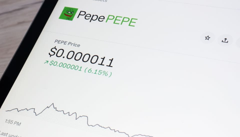 Een afbeelding van de koers van de cryptomunt en tevens memecoin pepe (PEPE)