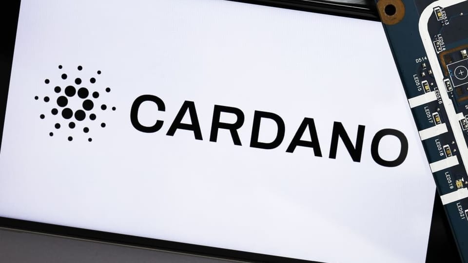 Een afbeelding van het logo van de altcoin Cardano (ADA) op een mobiele telefoon