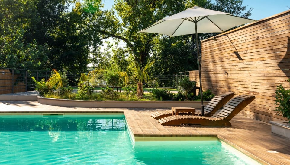 Een luxe villa met mooie natuur, houten meubilair en als hoogtepunt een groot zwembad