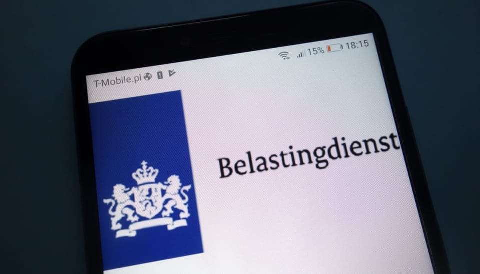 Een mobiel met daarop het logo van de Nederlandse belastingdienst