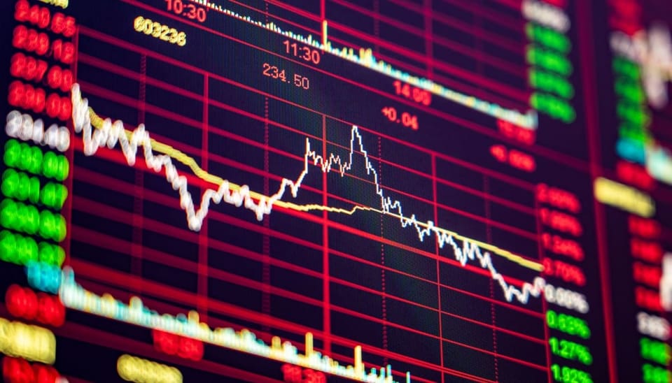 Een afbeelding van een stabiele koers van een cryptomunt of een aandeel met een lichte stijging en een hoop marktdata, line chart