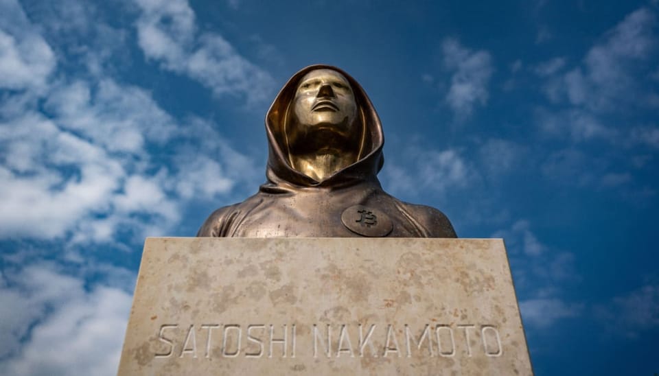 Een afbeelding van het standbeeld van Satoshi Nakamoto, het pseudoniem van de onbekende oprichter van bitcoin (BTC), wiens identiteit nooit achterhaald is