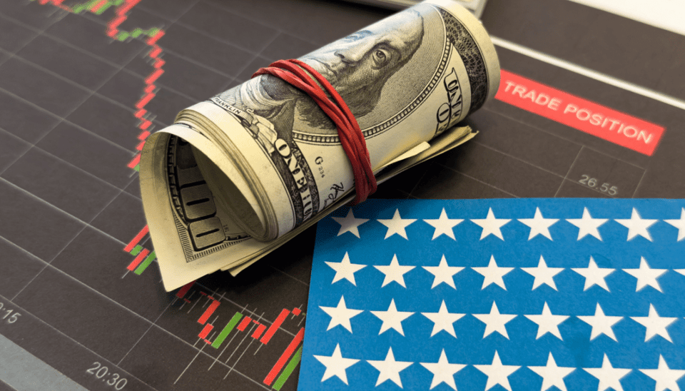 Foto van dalende koers met Amerikaanse vlag en dollars
