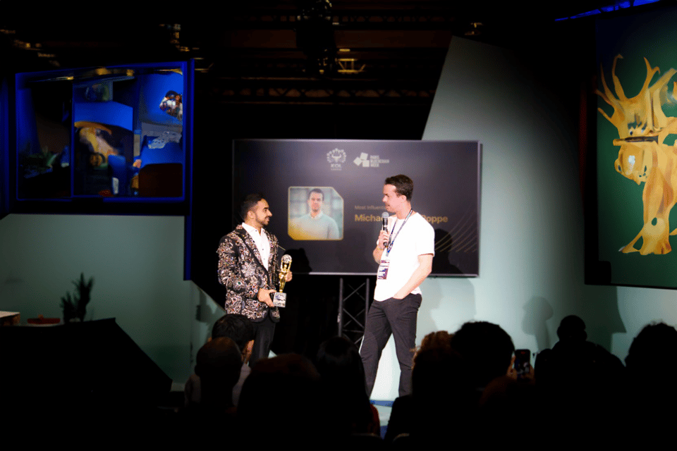 michael van de poppe ontvangt award op blockchainweek parijs