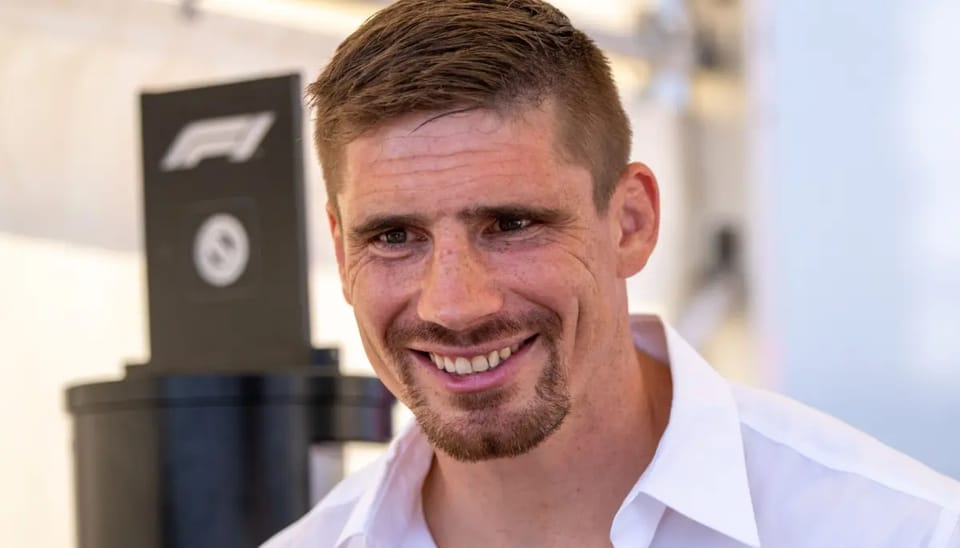Rico Verhoeven lacht naar camera