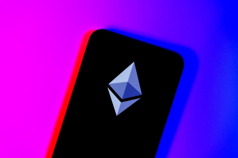 Ethereum telefoon op felle achtergrond