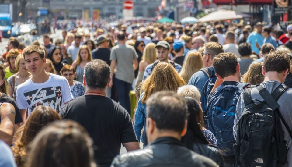 Nederlanders lopen op straat