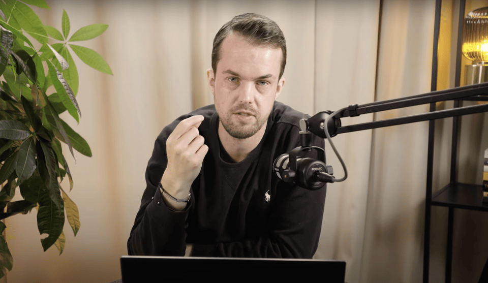 Michael van de poppe voor de camera